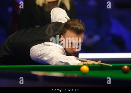 Waterfront, Southport, Merseyside, Großbritannien. März 2020. World Snooker Championship, Coral Players Championship; Judd Trump (eng) an der Tabelle während seines Finales gegen Yan Bingtao (CHN) Credit: Action Plus Sports/Alamy Live News Stockfoto