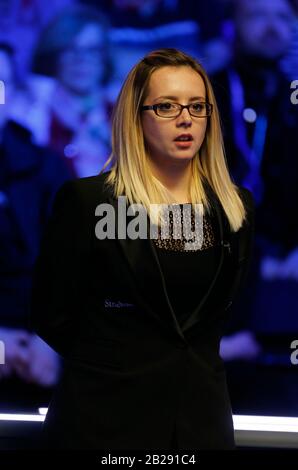 Waterfront, Southport, Merseyside, Großbritannien. März 2020. World Snooker Championship, Coral Players Championship; bulgarischer Schiedsrichter Desislava Bozhilova amtiert bei der heutigen letzten Credit: Action Plus Sports/Alamy Live News Stockfoto