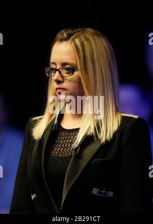 Waterfront, Southport, Merseyside, Großbritannien. März 2020. World Snooker Championship, Coral Players Championship; bulgarischer Schiedsrichter Desislava Bozhilova amtiert bei der heutigen letzten Credit: Action Plus Sports/Alamy Live News Stockfoto