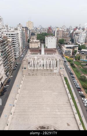 Civic Courtyard und Triumph-Propylaeum des National Flag Memorial in Rosario, Argentinien; Blick vom Turm. Stockfoto