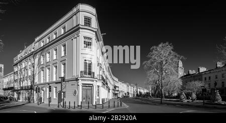 Blick nach Norden entlang der Parade, der Hauptstraße durch das Stadtzentrum von Leamington Spa. Dormer Platz verzweigt sich nach links. Stockfoto