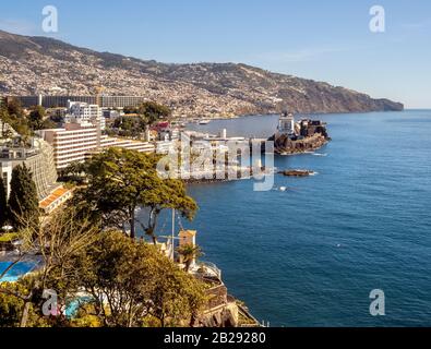 Blick auf die Bucht von Funchal von der Terrasse des Belmond Reid's Palace (auch bekannt als Reid's Palace) ein historisches Hotel im Westen der Funchal Bay auf Madeira. Stockfoto