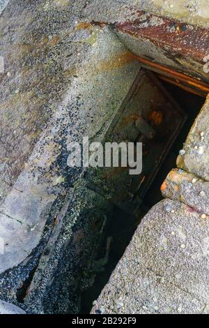 Die alte verrostete Eingangstür zu einem Bunker am Capbreton Beach. Stockfoto