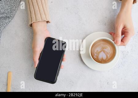 Kaffeetasse und Bohnen Draufsicht mit Copyspace. Flacher Lay Latte für Menü, Hintergrund, Banner und Werbung. Kaffee trinken und modernen Stil zubereiten. Stockfoto