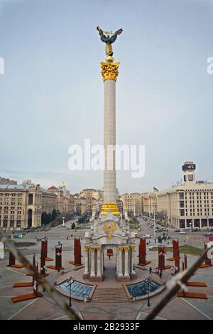 Kiew, Ukraine - 1. März 2020: Unabhängigkeitsdenkmal und Berehynia-Statue auf dem Zentralplatz in Kiew, Ukraine Stockfoto