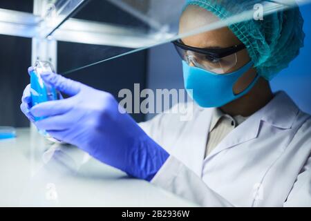 Seitenansicht Porträt der Wissenschaftlerin, die Petrischale hält, während sie an Bioforschung im Labor arbeitet, Kopierraum Stockfoto
