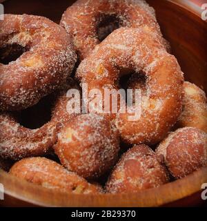 Nahaufnahme von Donuts in einer Wooden Bowl Stockfoto