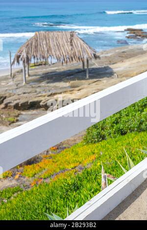 Windansea Beach an einem Winternachmittag. La Jolla, CA, USA. Der Surf Shack ist im Hintergrund nicht fokussiert. Stockfoto