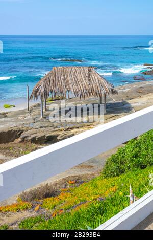 Windansea Beach an einem Winternachmittag. La Jolla, CA, USA. Surf Shack im Blick. Stockfoto