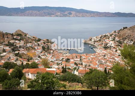 Schöner Blick über die Stadt Hydra, Hafen und Hafen auf der Insel Hydra, Griechenland in der ägeischen See Stockfoto