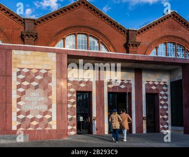 V&A Museum of Childhood Bethnal Green East London. Hauptzugang zum Museum der Kindheit. Architekt James William Wild, Im Jahr 1842. Stockfoto