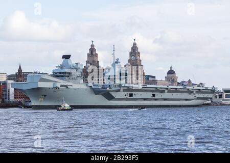 Die "HMS Prince of Wales" wurde auf dem River Mersey in Liverpool während ihres ersten öffentlichen Outings gesehen, der am 1. März 2020 gezeigt wurde. Stockfoto