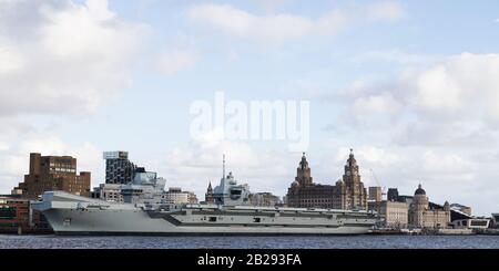 Die "HMS Prince of Wales" wurde auf dem River Mersey in Liverpool während ihres ersten öffentlichen Outings gesehen, der am 1. März 2020 gezeigt wurde. Stockfoto