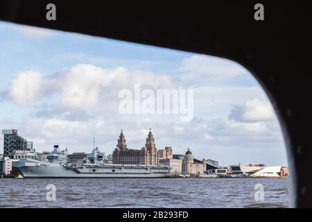 Die "HMS Prince of Wales" wurde auf dem River Mersey in Liverpool während ihres ersten öffentlichen Outings gesehen, der am 1. März 2020 gezeigt wurde. Stockfoto