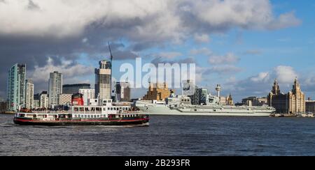 März 2020 auf dem Fluss Mersey vor der Liverpooler Küste zu sehen waren Mersey Ferry und die "HMS Prince of Wales". Stockfoto