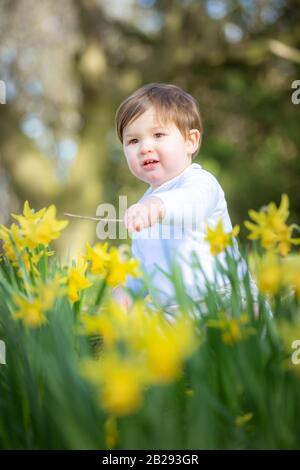 Ein Jahr alter weißer Junge draußen Stockfoto