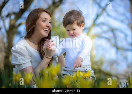 Junge Mutter mit ihrem kleinen Sohn Stockfoto