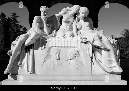 Marmorstatue schmückt ein Grab auf dem Monumentalen Friedhof in Mailand, Italien Stockfoto