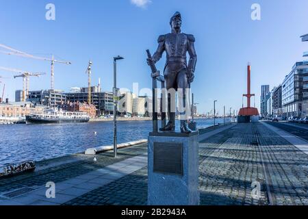 Die Statue von Admiral William Brown, Gründungsvater der Argentinischen Marine, auf Sir John Rogersons Quay, Dublin, Irland. Stockfoto