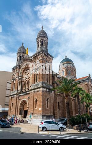 Saint-Raphael, Frankreich - 9. Juni 2019 : Die Basilika Notre-Dame de la Victoire wurde Ende des neunzehnten Jahrhunderts von Pierre Auble erbaut. Der Buil Stockfoto