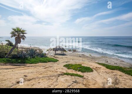 Küstenszene von oberhalb von Windansea Beach an einem Winternachmittag. La Jolla, Kalifornien, USA. Stockfoto