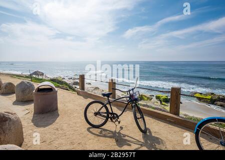 Küstenszene von oberhalb von Windansea Beach an einem Winternachmittag. La Jolla, Kalifornien, USA. Stockfoto