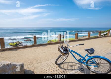 Küstenszene von oberhalb von Windansea Beach an einem Winternachmittag. La Jolla, Kalifornien, USA. Stockfoto