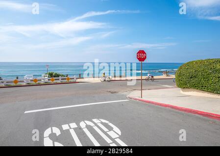 Küstenszene von oberhalb von Windansea Beach an einem Winternachmittag. La Jolla, Kalifornien, USA. Stockfoto