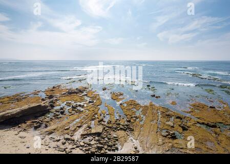 Küstenszene an einem Winternachmittag. La Jolla, Kalifornien, USA. In der Bird Rock-Gemeinde La Jolla. Stockfoto