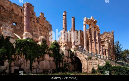 Propylaea und Eingang zu den Ruinen des Jupitertempels, Heliopolis, Römisches Reich. Baalbek, Bekaa-Tal, Libanon, Naher Osten, Farbe Stockfoto