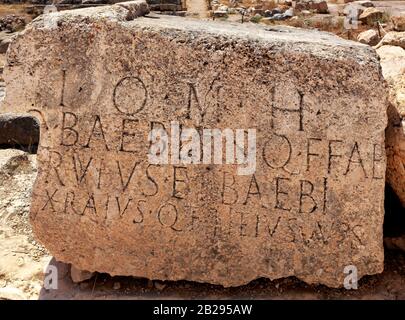 Hauptstadt mit einer Aufschrift, die Jupiter lobt, Ruinen des Jupitertempels, Heliopolis, Römisches Reich. Baalbek, Bekaa-Tal, Libanon, Naher Osten Stockfoto