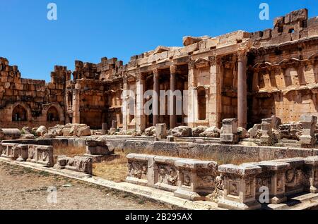 Wasserbecken und Seitentempel an der archäologischen Stätte des Jupitertempels, Heliopolis, Römisches Reich. Baalbek, Bekaa-Tal, Libanon, Naher Osten, Farbe Stockfoto