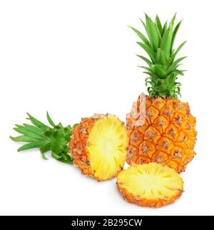 Ananas und halbe isoliert auf weißem Hintergrund mit voller Schärfentiefe Stockfoto