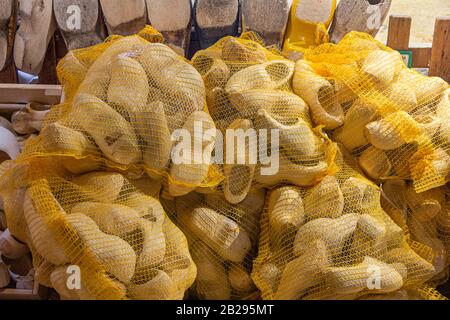 Herstellung von Holzschuhen Klompen (Clogs) in Holland. Nationale traditionelle holländische Holzschuhe. Clog und Klopp Werkstatt. Maschinen- und Teilelohlinge. Stockfoto