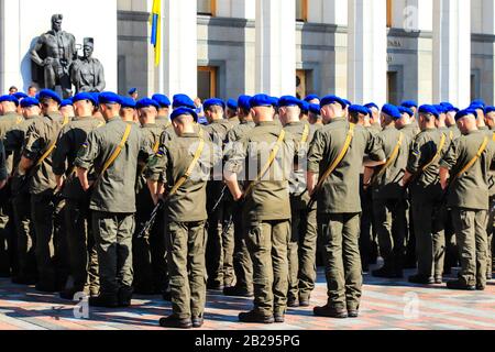 Streitkräfte der Ukraine, Nationalgarde, Kiew. Soldaten der ukrainischen Armee in blauen Bereten stehen im Militärsystem in der Nähe der Werchowna Rada Stockfoto