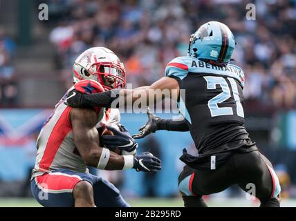 Arlington, Texas, USA. März 2020. Dallas Renegades Safety Micah Abernathy (21) greift Houston Roughnecks zurück, der James Butler (28) während der 1. Hälfte des XFL-Spiels zwischen Houston Roughnecks und den Dallas Renegades im Globe Life Park in Arlington, Texas, zurückführt. Matthew Lynch/CSM/Alamy Live News Stockfoto