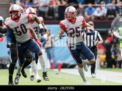 Arlington, Texas, USA. März 2020. Houston Roughnecks Safety Cody Brown (25) läuft mit dem, nachdem er es während der 1. Hälfte des XFL-Spiels zwischen Houston Roughnecks und den Dallas Renegades im Globe Life Park in Arlington, Texas abgefangen hat. Matthew Lynch/CSM/Alamy Live News Stockfoto