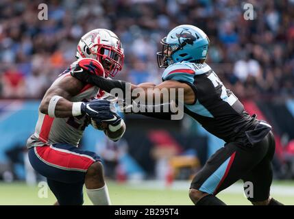 Arlington, Texas, USA. März 2020. Dallas Renegades Safety Micah Abernathy (21) greift Houston Roughnecks zurück, der James Butler (28) während der 1. Hälfte des XFL-Spiels zwischen Houston Roughnecks und den Dallas Renegades im Globe Life Park in Arlington, Texas, zurückführt. Matthew Lynch/CSM/Alamy Live News Stockfoto