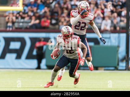 Arlington, Texas, USA. März 2020. Houston Roughnecks Cornerback Deatrick Nichols (32) läuft mit dem Ball, nachdem er ihn während der 1. Hälfte des XFL-Spiels zwischen Houston Roughnecks und den Dallas Renegades im Globe Life Park in Arlington, Texas, abgefangen hat. Matthew Lynch/CSM/Alamy Live News Stockfoto