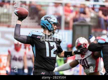 Arlington, Texas, USA. März 2020. Dallas Renegades Quarterback Landry Jones (12) fällt für einen Pass während der 1. Hälfte des XFL Spiels zwischen Houston Roughnecks und den Dallas Renegades im Globe Life Park in Arlington, Texas, wieder in die Tasche. Matthew Lynch/CSM/Alamy Live News Stockfoto