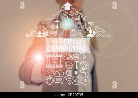 Konzeptionelles Handschreiben mit IT Consulting. Concept Meaning Konzentriert sich darauf, Unternehmen bei der Verwaltung ihrer IT zu beraten Stockfoto