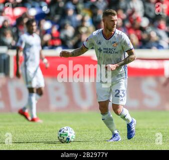 Harrison, NJ, USA. März 2020. Der FC Cincinnati Verteidiger Maikel van der Werff (23) sieht einen Pass während eines MSL-Spiels zwischen dem FC Cincinnati und den New York Red Bulls in der Red Bull Arena in Harrison, NJ. Mike Langish/CSM/Alamy Live News Stockfoto