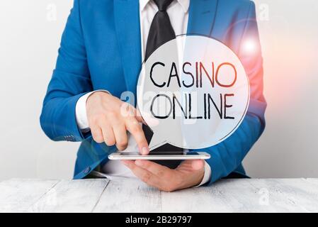 Handschriftertext Casino Online. Konzeptionelle Fotogamer können über Online-Geschäftsmann mit Zeigefinger auf Casino-Spiele spielen und wetten Stockfoto