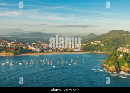 Blick auf die wunderschöne Bucht von San Sebastian oder Donostia mit Jachten und Strand La Concha bei Sonnenaufgang, Baskenland, Spanien Stockfoto