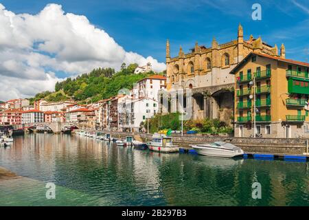 Schöne Altstadt Ondarroa mit Fluss und Brücke im Baskenland, Spanien, Europa Stockfoto