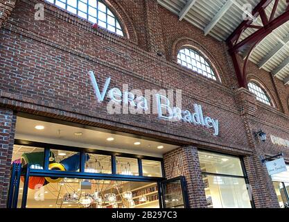 Orlando, FL/USA-2/13/20: Ein Vera Bradley Einzelhandelsgeschäft in einem Einkaufszentrum, das für seine bunten Muster und Stepp-Baumwollbeutel bekannt ist. Vera Bradley i. Stockfoto