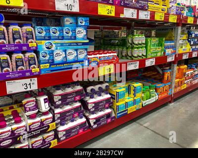 Orlando, FL/USA-2/11/20: Die umgekippte Magen- und Abführungsanzeige am Drogengang der Theke in einem Sams Club Einzelhandelsgeschäft. Stockfoto