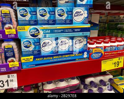 Orlando, FL/USA-2/11/20: Alka Seltzer von Bayer zeigt an der Theke Drogengang in einem Sams Club Einzelhandelsgeschäft. Stockfoto