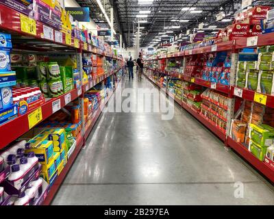 Orlando, FL/USA-2/11/20: Der Drogen-Gang über der Theke in einem Sams Club Einzelhandelsgeschäft. Stockfoto