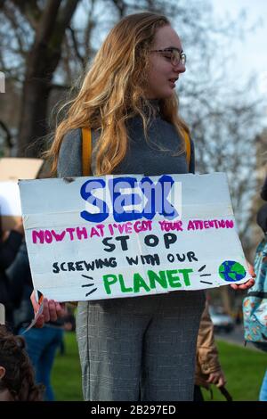 Studentische Aktivisten mit Bannern beim Jugendstreik Für Klimademonstration, London, aus Protest gegen die fehlende Aktion der Regierung beim Klimawandel. Stockfoto